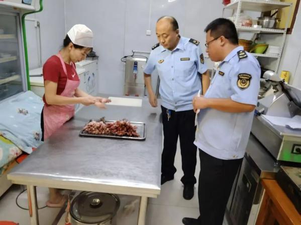 肥娟小吃店遭遇自称市监局人员的检查